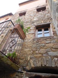 PodenzanaにあるTerra di Cenisolaの石造りの建物(バルコニー、窓付)