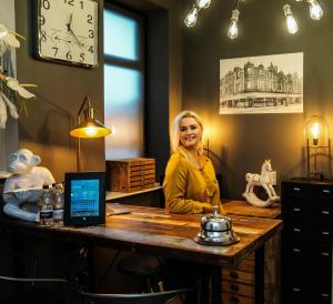 Eine Frau sitzt an einem Schreibtisch mit einem Laptop. in der Unterkunft Mode Hotel Lytham in Lytham St Annes