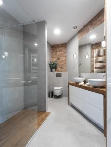 A bathroom at B&W Luxurious Apartment in the center of Wroclaw