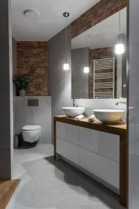 A bathroom at B&W Luxurious Apartment in the center of Wroclaw