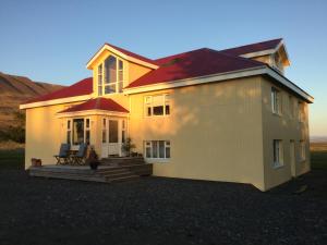 una gran casa amarilla con techo rojo en Frostastaðir Guesthouse, en Varmahlid