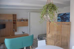 sala de estar con mesa y silla azul en Lungomare 2 en Procida