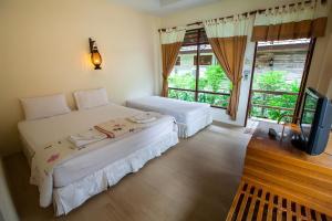 Кровать или кровати в номере Salakphet Resort