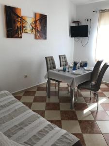 ein Esszimmer mit einem Tisch und 2 Stühlen in der Unterkunft Apartments Angela in Primošten
