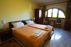 Postel nebo postele na pokoji v ubytování Aigon Hotel