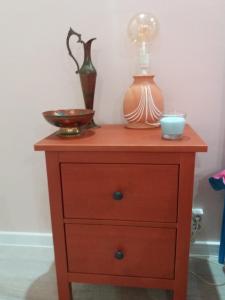 un comò di legno con due vasi e una ciotola sopra. di Skyline Central Apartment a Timişoara Altre 35 foto