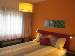 ein Schlafzimmer mit einem großen Bett in einem Zimmer in der Unterkunft Cerca de Todo in Miramar