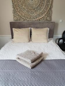 ein Bett mit zwei Handtüchern darüber in der Unterkunft BE WELL 3-Rooms Apartment with Parking and Garden in Warschau