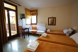 Postel nebo postele na pokoji v ubytování Aigon Hotel