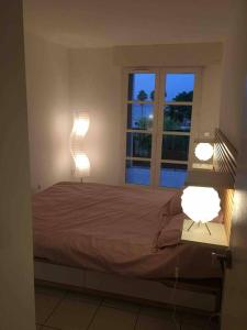Кровать или кровати в номере Appartement 4 personnes, vue mer exceptionnelle sur le golf de St Tropez