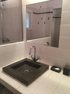 Ванная комната в Appartement 4 personnes, vue mer exceptionnelle sur le golf de St Tropez