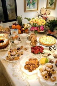 una mesa cubierta con muchos tipos diferentes de comida en B&B Vigna La Corte, en Alessano