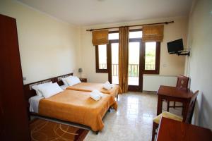 Postel nebo postele na pokoji v ubytování Aigon Hotel