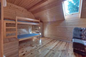 um quarto com 2 beliches num chalé de madeira em DARMAT Domki Letniskowe em Stegna