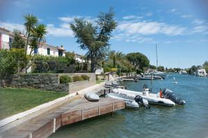 un grupo de barcos atracados en un muelle en el agua en Villa Lostan, en Grimaud