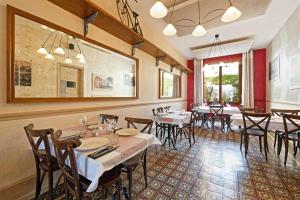 a restaurant with tables and chairs in a room at Contact Hôtel du Commerce et son restaurant Côte à Côte in Autun