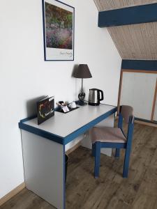 Příslušenství pro přípravu čaje a kávy v ubytování Hôtel Pédagogique Coeur d'Apcher