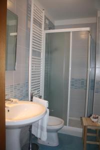 a bathroom with a sink and a toilet and a shower at Hotel Gronda Lagunare in Tessera