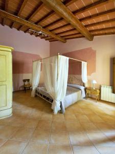 En eller flere senge i et værelse på Residence La Poggerina