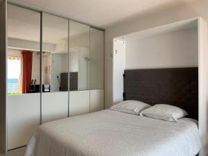 Un pat sau paturi într-o cameră la Résidence Bona vue mer panoramique