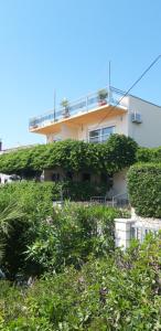 un edificio con plantas a su lado en Luna Apartments, en Trogir