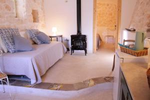 sypialnia z łóżkiem i piecem opalanym drewnem w obiekcie B&B Giovannarolla Green House w mieście Ostuni