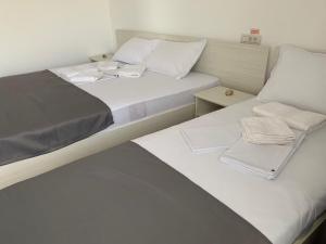 two beds sitting next to each other in a room at Casa Margo in Eforie Nord +30 photos