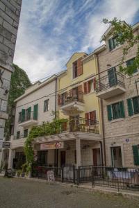 - un grand bâtiment avec des balcons sur le côté dans l'établissement Apartmani Skver Sanja, à Herceg-Novi