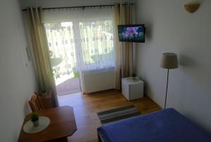 TV a/nebo společenská místnost v ubytování Pokoje gościnne KOTWICA