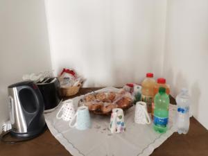 een tafel met flessen en een mand met eten bij Torretta Via della Viola Appartamento in Perugia
