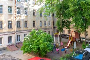 una vista aérea de un parque infantil frente a un edificio en Apartment on Griboyedova 38, en San Petersburgo