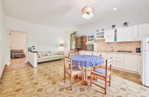una cucina e un soggiorno con tavolo e sedie di Stazione 8 a Aurisina