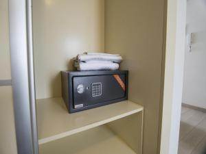 una pequeña televisión sentada en un estante en una habitación en Apartamentos Esmeralda Ibiza en Ibiza