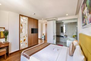 Tempat tidur dalam kamar di Ngọc Lan Hotel