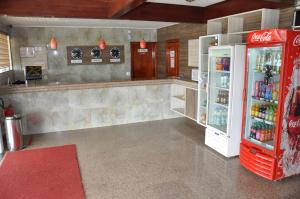 eine Coca-Cola-Theke in einem Laden mit Kühlschrank in der Unterkunft Hotel Ryad Express in São Luís