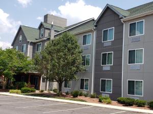 ロックヒルにあるCountry Inn & Suites by Radisson, Rock Hill, SCの駐車場付きの建物の表示