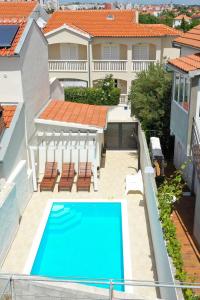 una vista aérea de una piscina en una casa en Luxury Villa Claudia with Pool, en Zadar