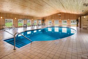 Poolen vid eller i närheten av Boarders Inn & Suites by Cobblestone Hotels - Superior/Duluth