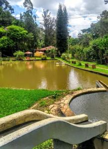 - une vue sur un étang dans un parc dans l'établissement Fazenda Camping Cabral, à São Lourenço