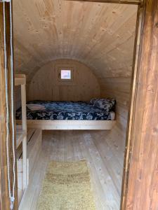 Postel nebo postele na pokoji v ubytování Glamping Suhardul Mic