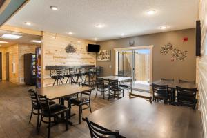En restaurang eller annat matställe på Boarders Inn & Suites by Cobblestone Hotels - Superior/Duluth