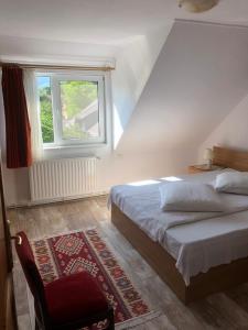 a bedroom with a bed and a window at Pensiunea Simona in Bran