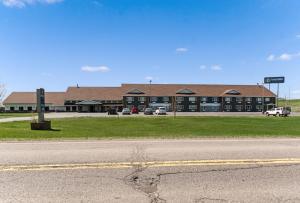 duży budynek z samochodami zaparkowanymi przed nim w obiekcie Boarders Inn & Suites by Cobblestone Hotels - Superior/Duluth w mieście Superior