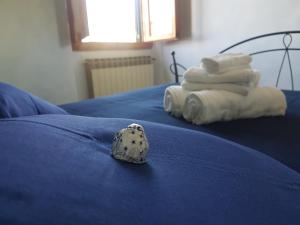 A bed or beds in a room at Piccolo Poggio Apartments