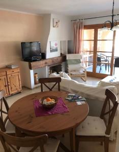 TV a/nebo společenská místnost v ubytování Hartmut Friedrich Apartment Port de Soller
