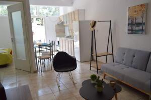 sala de estar con sofá y mesa en Akti Posidonos 3 en Eloúnda