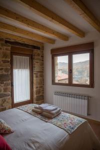 Un pat sau paturi într-o cameră la Los Acebos
