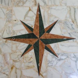 a star on top of a stone wall at La Stella dei Venti in Gallipoli