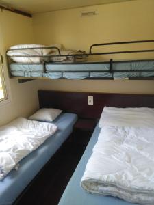 2 łóżka w pokoju z 2 łóżkami piętrowymi w obiekcie AdriaCamp Mobile Homes Cavallino w Cavallino-Treporti