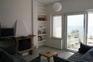 un soggiorno con divano e vista sull'oceano di Villa Laura - sul mare a Pizzo